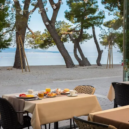 9 4* Makarska