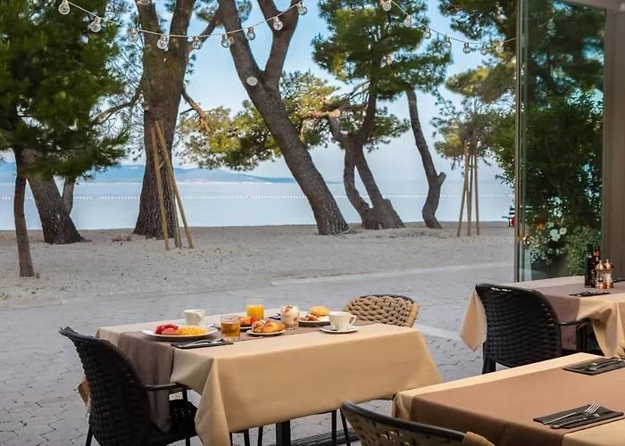 9 4* Makarska