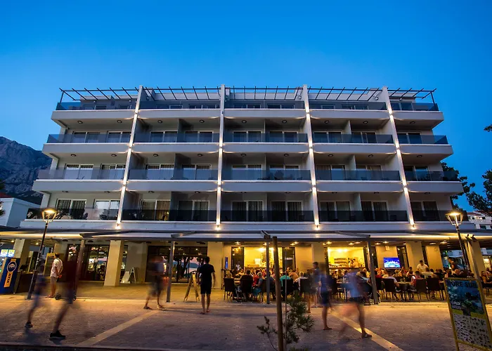 9 4* Makarska