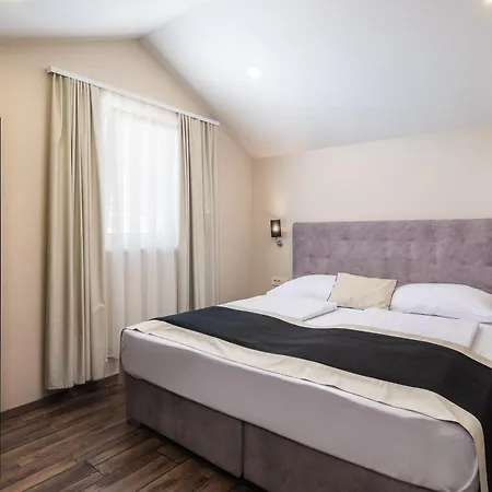 9 Makarska