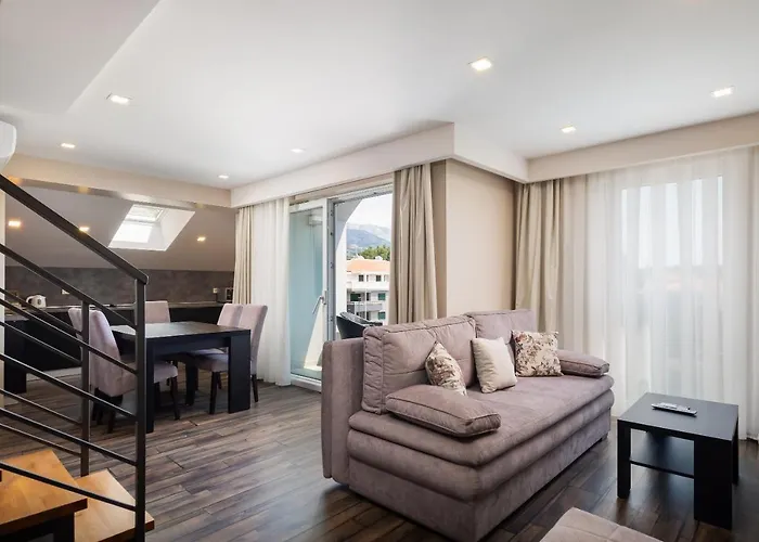 9 Apartahotel 4*
